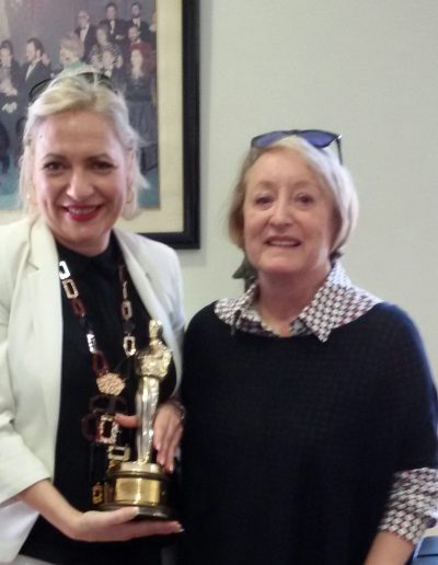 Recibida por la Presidenta de la Academia del Cine Español, Yvonne Blake, con su merecido Óscar. (Madrid, marzo 2017).
