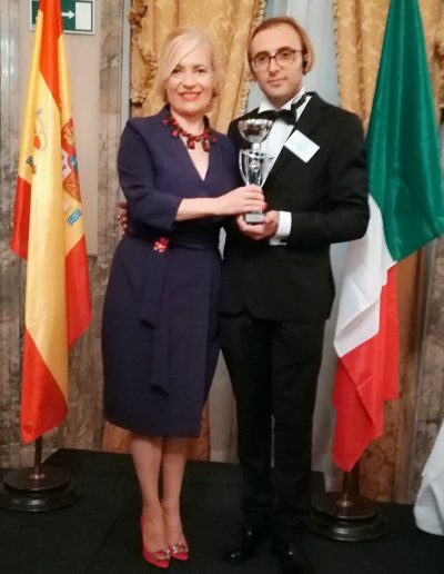 Recibiendo el International Awards de la Foundation Costanza, Italy  a mi trayectoria profesional de manos de su presidente Excmo. Sr. Don Alessandro Costanza. (Hotel Ritz, Madrid, 2017)