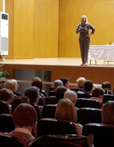 Conferenciando sobre el importante papel de las mujeres en la continuidad de las empresas familiares ante un nutrido público femenino de varias generaciones. (Pedralba, mayo 2018)